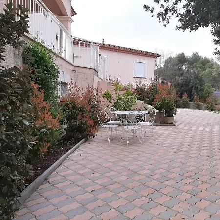 L'oustaou Au Calme Dans Un Pittoresque Petit Village *